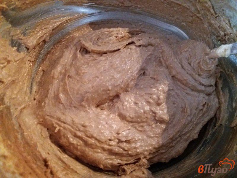 Фото приготовление рецепта: Шоколадные кексы с клубникой шаг №7
