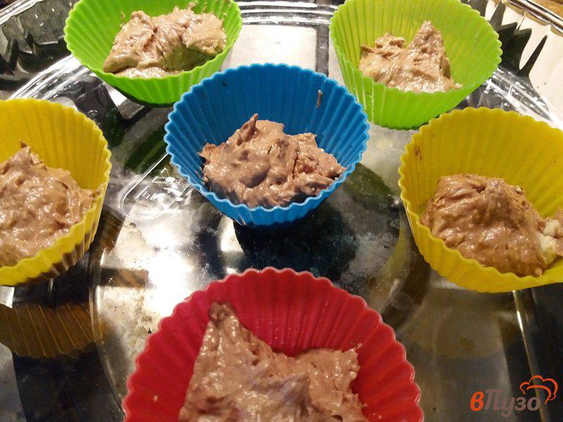 Фото приготовление рецепта: Шоколадные кексы с клубникой шаг №8
