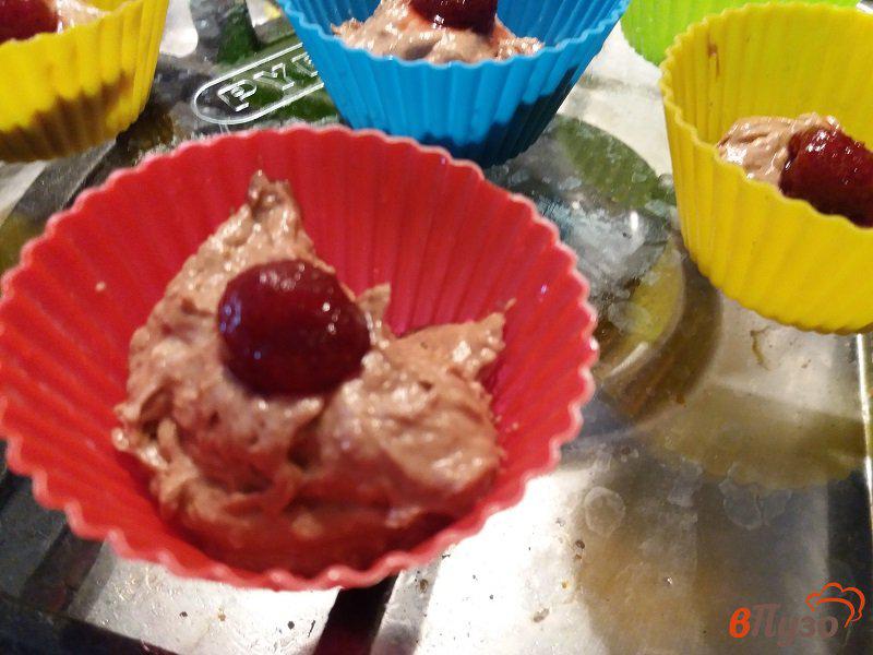 Фото приготовление рецепта: Шоколадные кексы с клубникой шаг №9