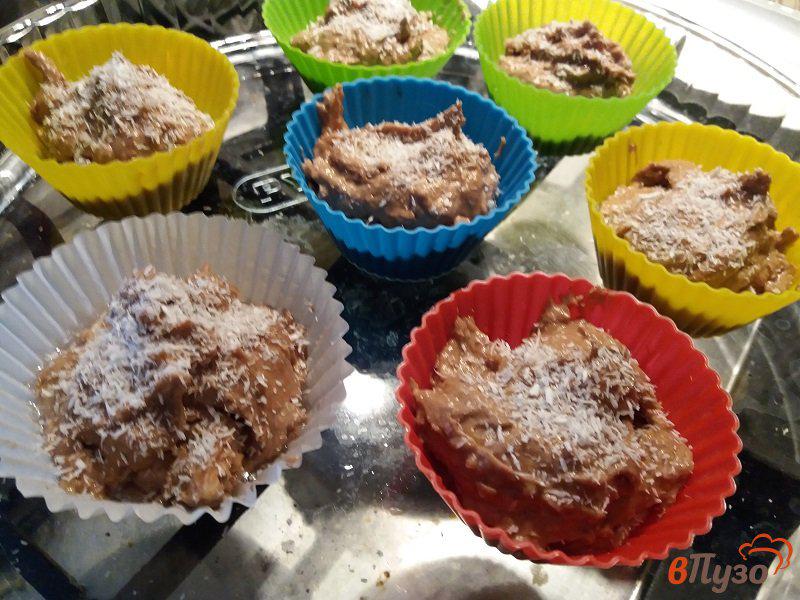 Фото приготовление рецепта: Шоколадные кексы с клубникой шаг №10