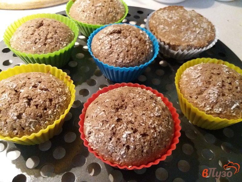 Фото приготовление рецепта: Шоколадные кексы с клубникой шаг №11