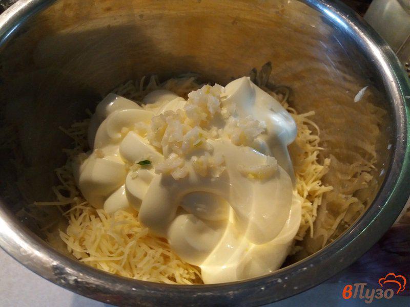 Фото приготовление рецепта: Сырный салат шаг №3