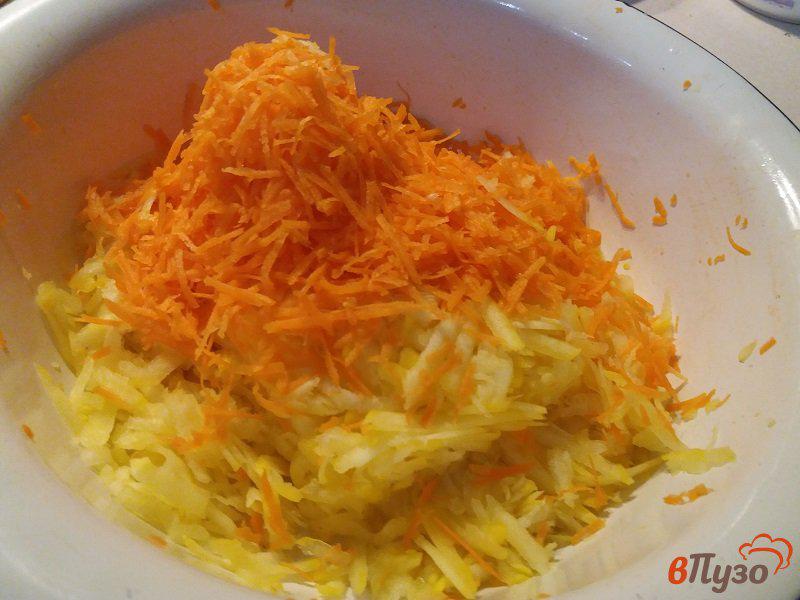 Фото приготовление рецепта: Кабачковые оладьи с морковью шаг №3