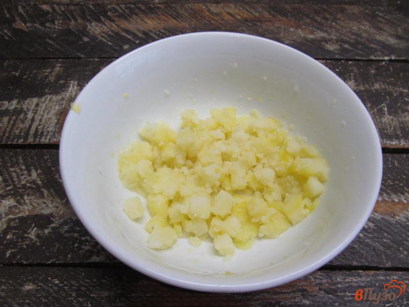 Фото приготовление рецепта: Слоеный салат из огурца картофеля и жареного шампиньона шаг №1
