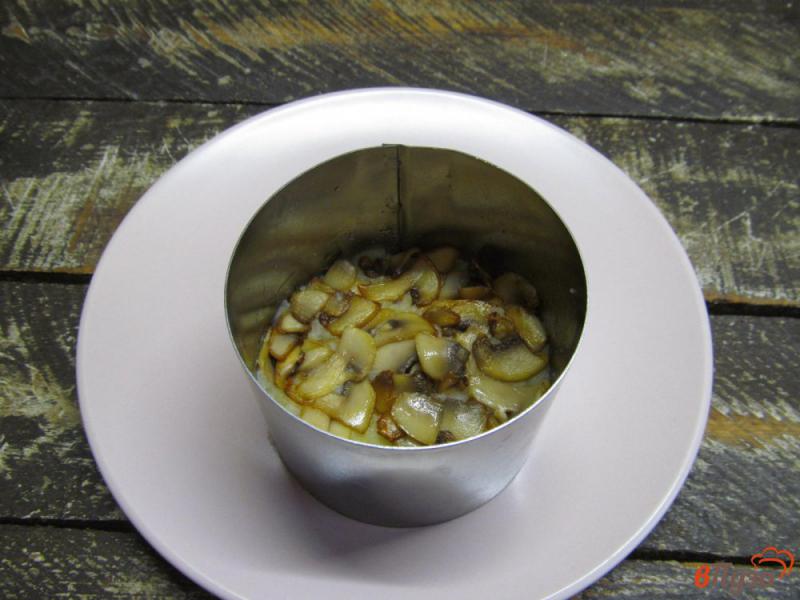 Фото приготовление рецепта: Слоеный салат из огурца картофеля и жареного шампиньона шаг №4