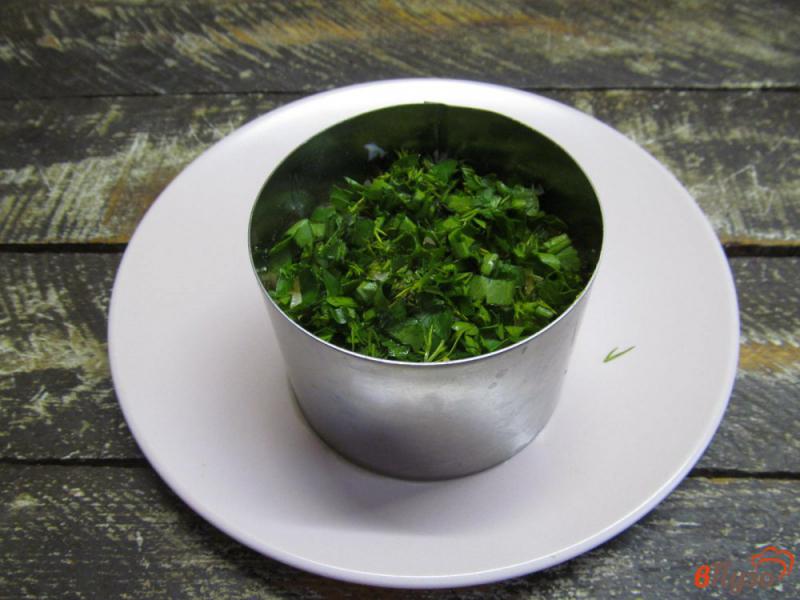 Фото приготовление рецепта: Слоеный салат из огурца картофеля и жареного шампиньона шаг №8