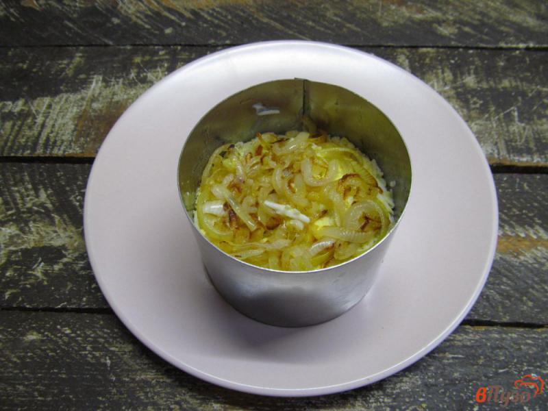 Фото приготовление рецепта: Слоеный салат из огурца картофеля и жареного шампиньона шаг №7