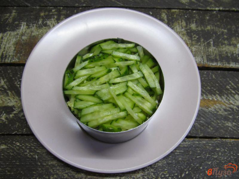 Фото приготовление рецепта: Слоеный салат из огурца картофеля и жареного шампиньона шаг №10