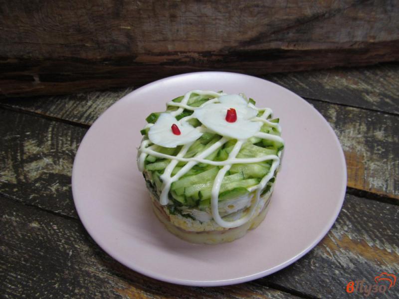 Фото приготовление рецепта: Слоеный салат из огурца картофеля и жареного шампиньона шаг №11