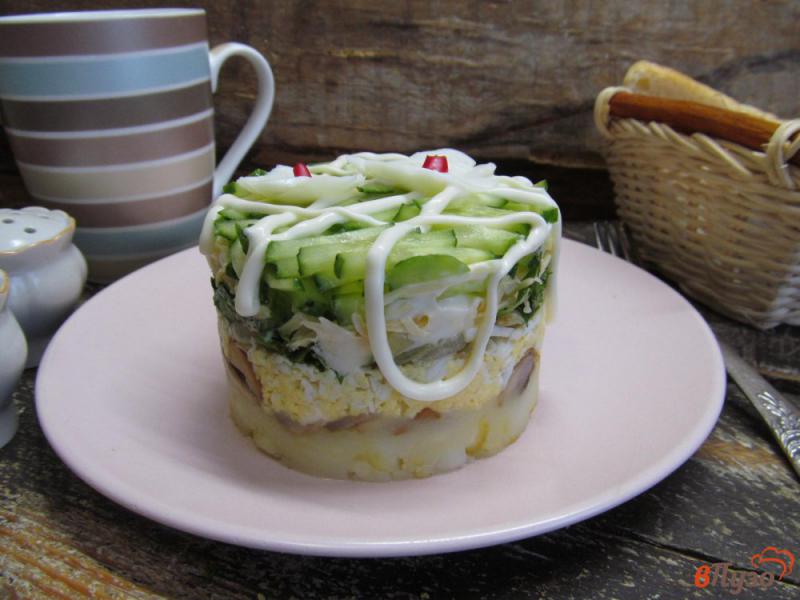 Фото приготовление рецепта: Слоеный салат из огурца картофеля и жареного шампиньона шаг №12