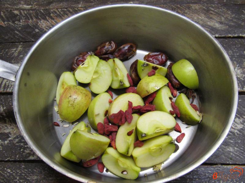 Фото приготовление рецепта: Напиток из фиников яблока и замороженных ягод шаг №2