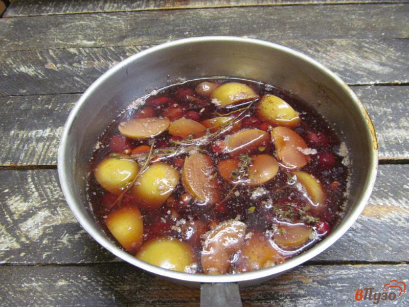 Фото приготовление рецепта: Напиток из фиников яблока и замороженных ягод шаг №6