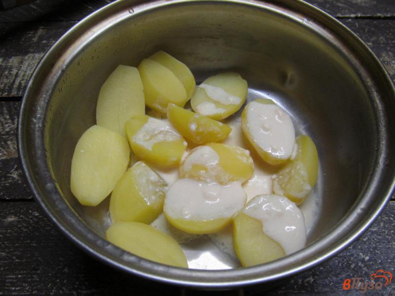 Фото приготовление рецепта: Картофель с простоквашей и жареным луком шаг №3