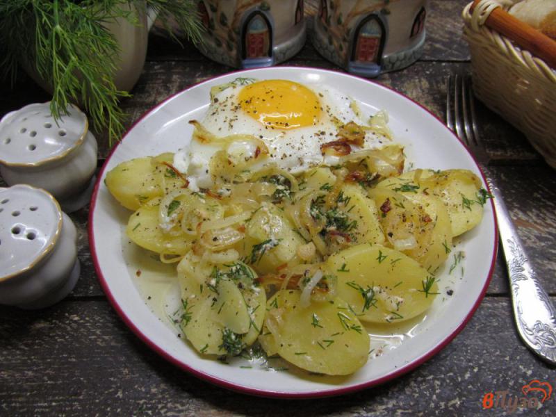 Фото приготовление рецепта: Картофель с простоквашей и жареным луком шаг №6
