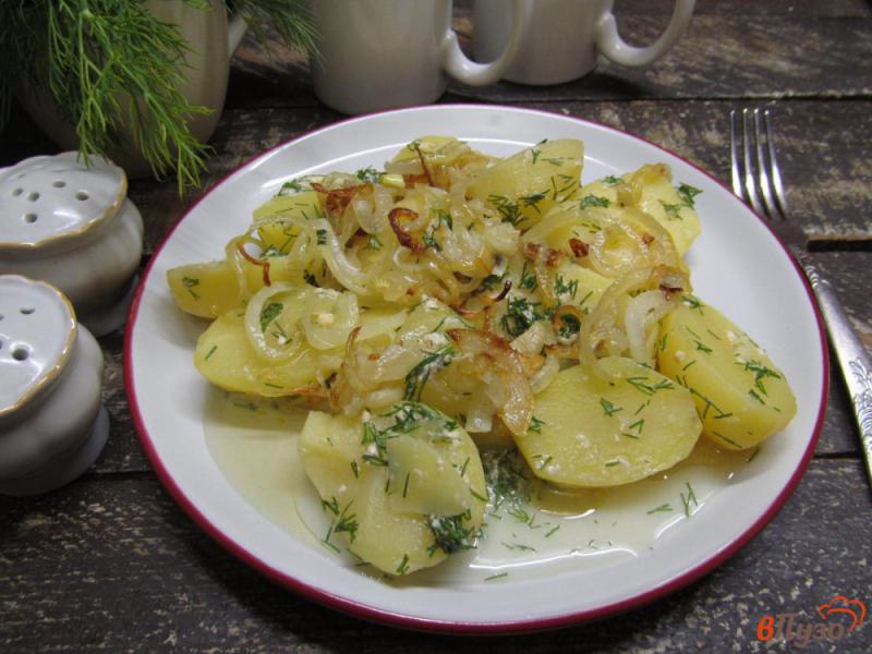 Фото приготовление рецепта: Картофель с простоквашей и жареным луком шаг №5