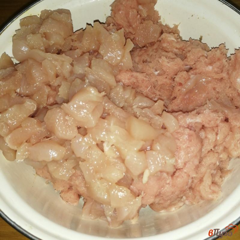 Фото приготовление рецепта: Свино-куриные колбаски с паприкой и петрушкой шаг №5