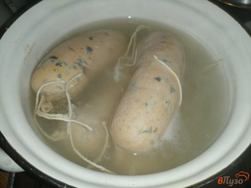 Фото приготовление рецепта: Свино-куриные колбаски с паприкой и петрушкой шаг №11