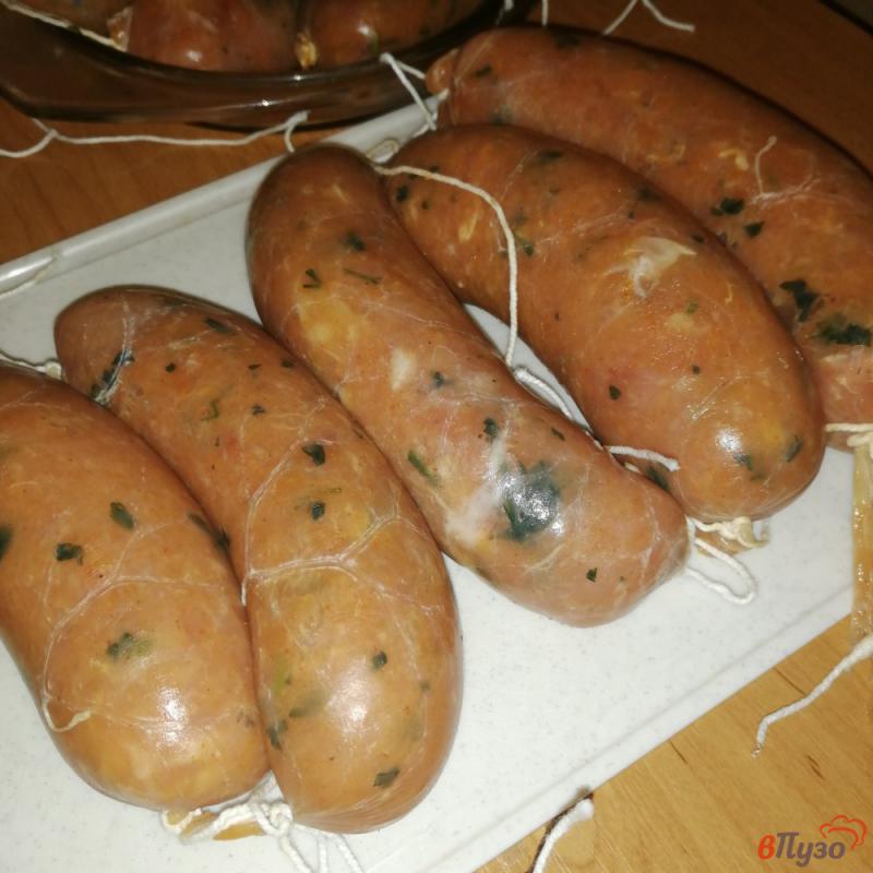 Фото приготовление рецепта: Свино-куриные колбаски с паприкой и петрушкой шаг №10