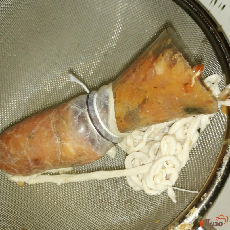 Фото приготовление рецепта: Свино-куриные колбаски с паприкой и петрушкой шаг №9