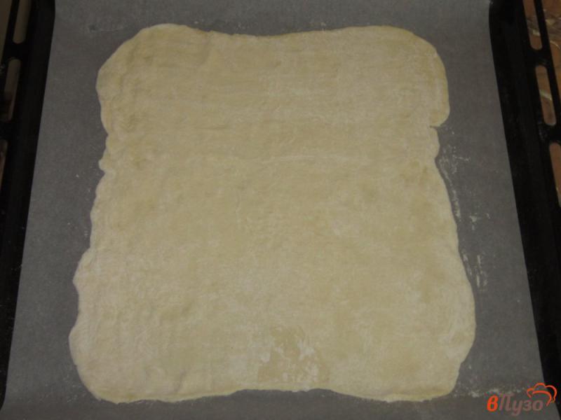 Фото приготовление рецепта: Пицца на слоеном тесте с сыром, колбасой и маслинами шаг №1