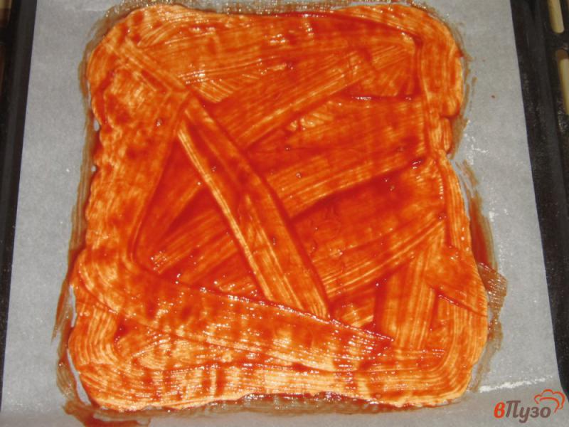 Фото приготовление рецепта: Пицца на слоеном тесте с сыром, колбасой и маслинами шаг №2
