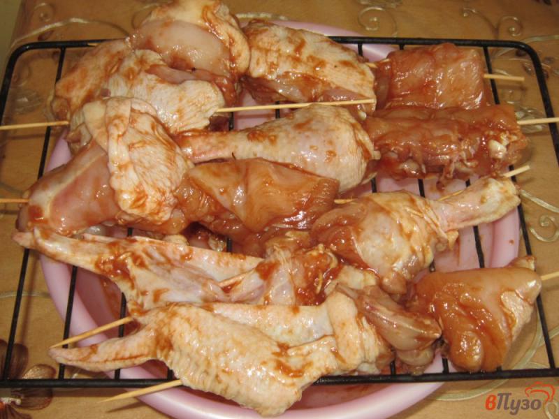 Фото приготовление рецепта: Курица запеченная на шпажках в духовке шаг №4