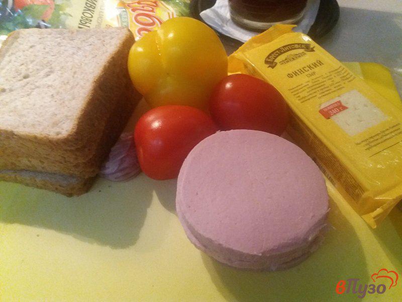 Фото приготовление рецепта: Горячие бутерброды с колбасой шаг №1