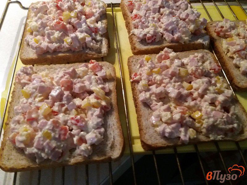 Фото приготовление рецепта: Горячие бутерброды с колбасой шаг №9