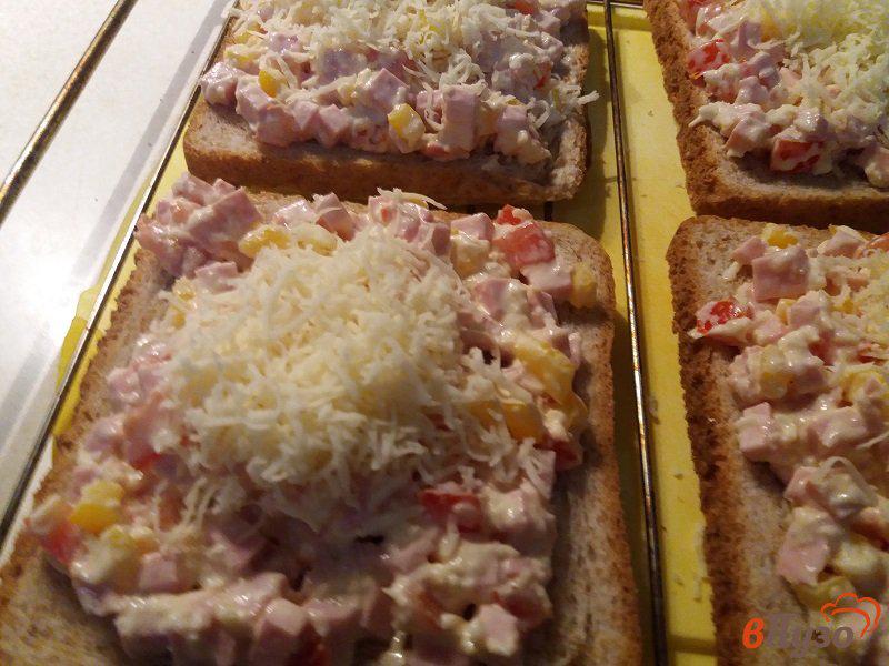 Фото приготовление рецепта: Горячие бутерброды с колбасой шаг №10