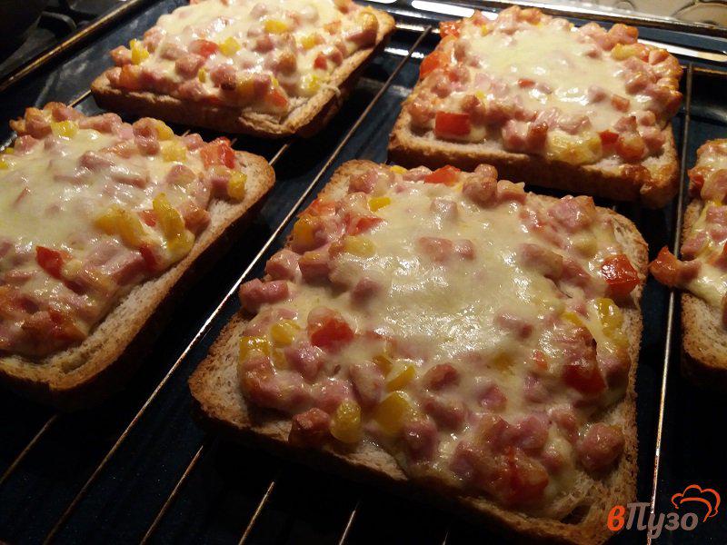 Фото приготовление рецепта: Горячие бутерброды с колбасой шаг №11