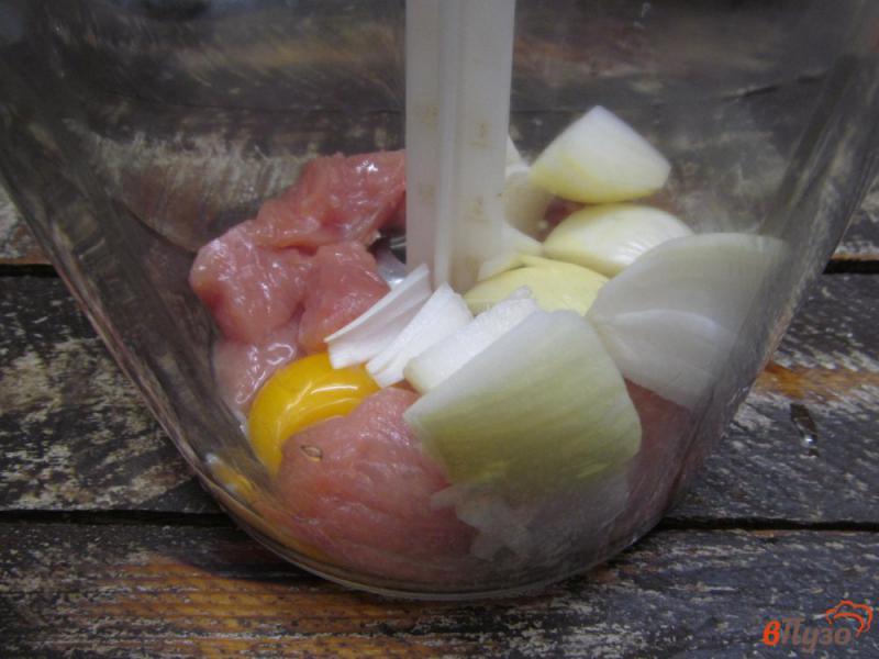 Фото приготовление рецепта: Тушеные котлеты из индейки в томатном соусе шаг №2