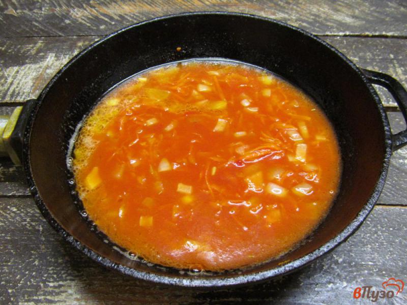 Фото приготовление рецепта: Тушеные котлеты из индейки в томатном соусе шаг №8