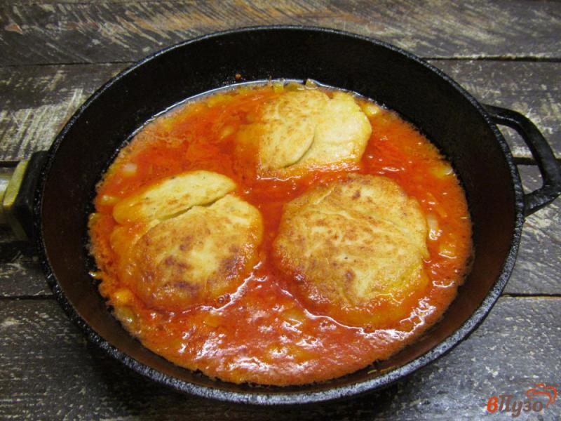 Фото приготовление рецепта: Тушеные котлеты из индейки в томатном соусе шаг №9