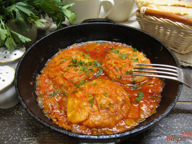Фото приготовление рецепта: Тушеные котлеты из индейки в томатном соусе шаг №10