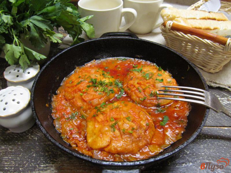 Фото приготовление рецепта: Тушеные котлеты из индейки в томатном соусе шаг №11