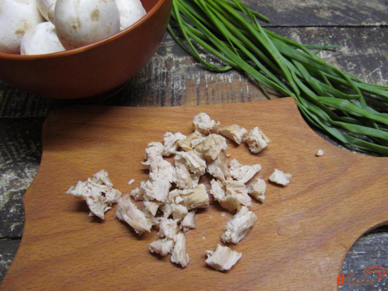 Фото приготовление рецепта: Салат из грибов с курицей и сыром шаг №2