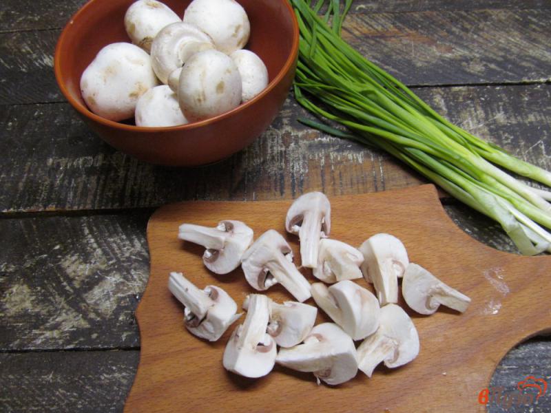 Фото приготовление рецепта: Салат из грибов с курицей и сыром шаг №1