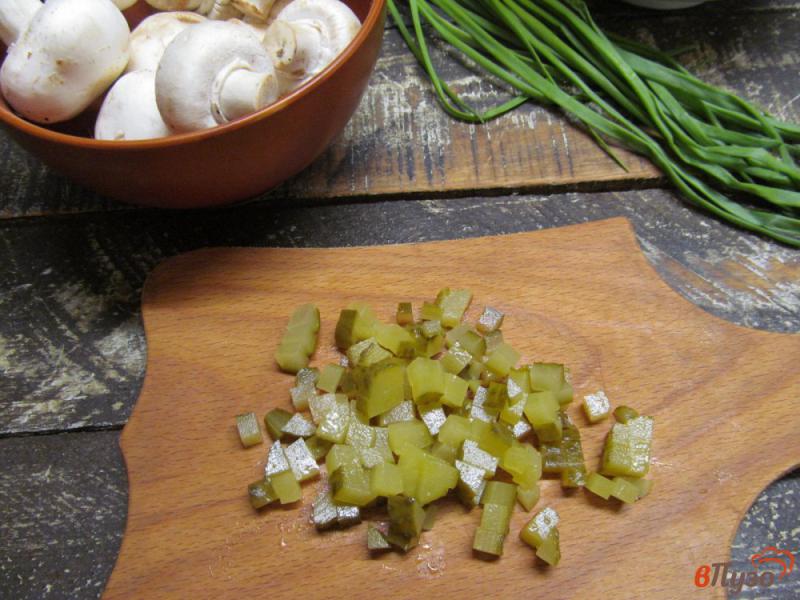 Фото приготовление рецепта: Салат из грибов с курицей и сыром шаг №3