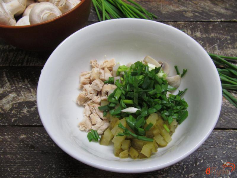 Фото приготовление рецепта: Салат из грибов с курицей и сыром шаг №5