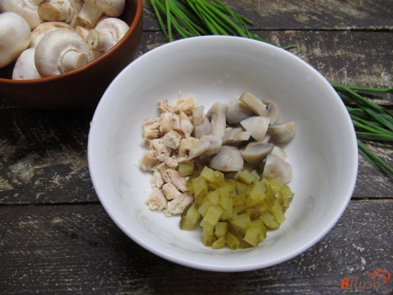 Фото приготовление рецепта: Салат из грибов с курицей и сыром шаг №4