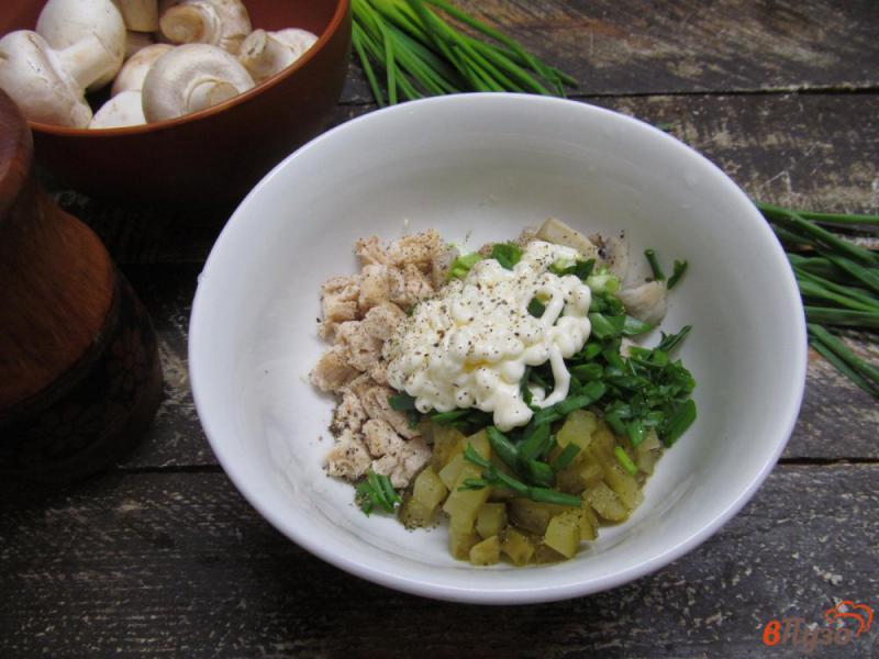 Фото приготовление рецепта: Салат из грибов с курицей и сыром шаг №6