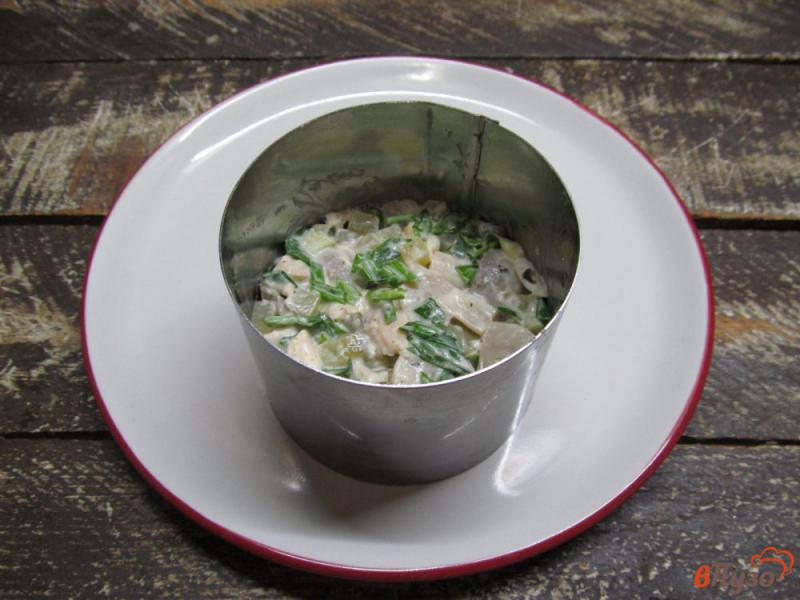 Фото приготовление рецепта: Салат из грибов с курицей и сыром шаг №7