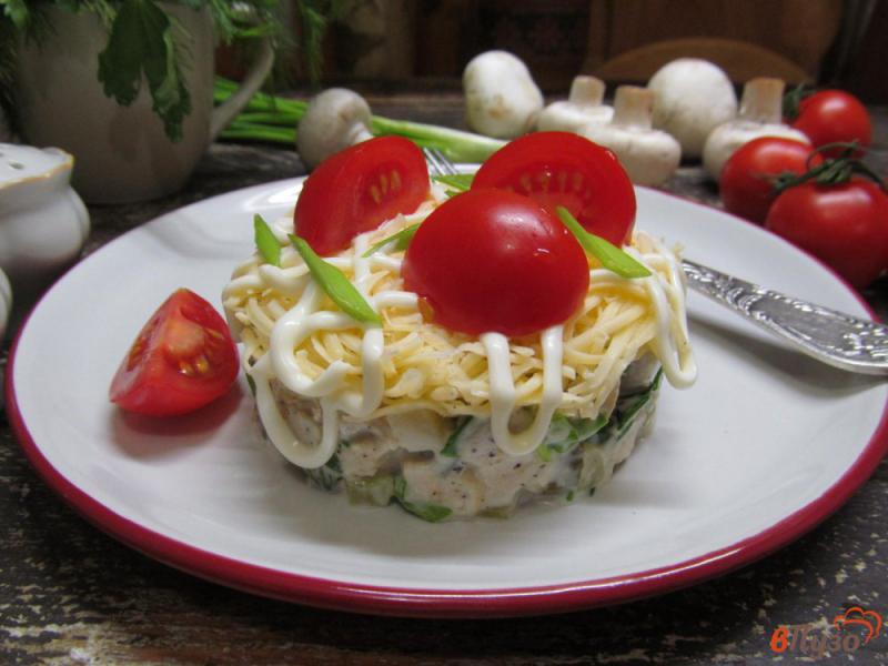 Фото приготовление рецепта: Салат из грибов с курицей и сыром шаг №9