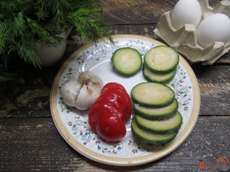 Фото приготовление рецепта: Яйцо с замороженными овощами шаг №1