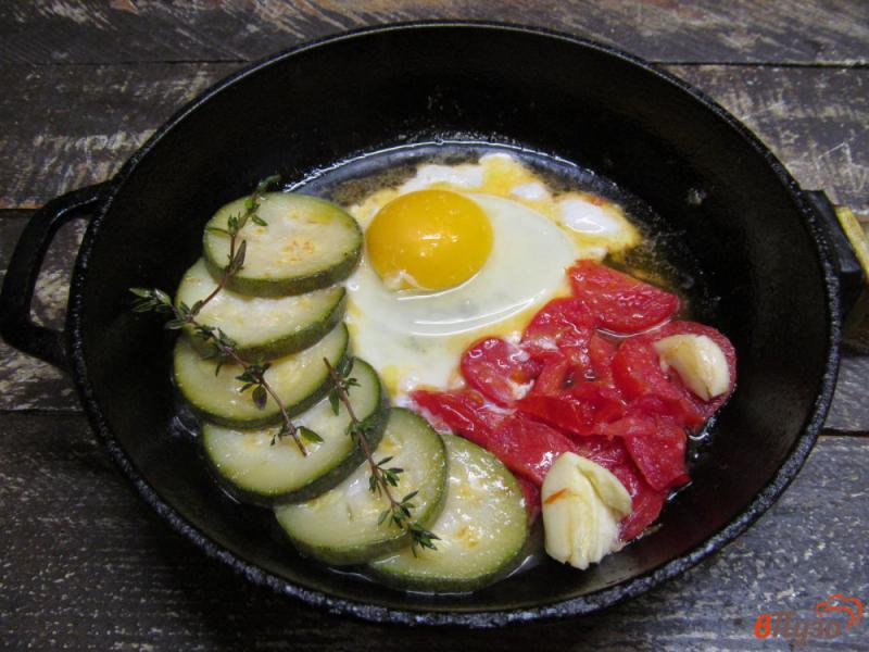 Фото приготовление рецепта: Яйцо с замороженными овощами шаг №4