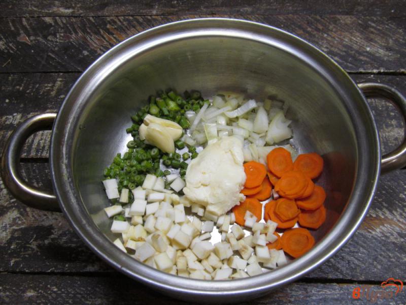 Фото приготовление рецепта: Суп с оливками и квашеной капустой шаг №1