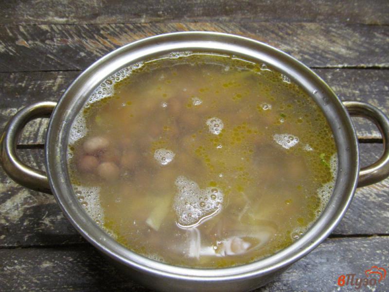 Фото приготовление рецепта: Суп с оливками и квашеной капустой шаг №4