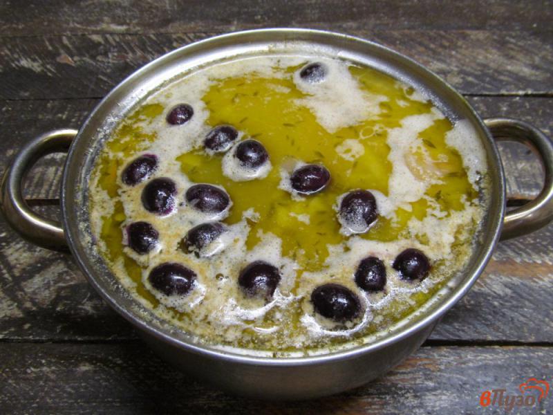 Фото приготовление рецепта: Суп с оливками и квашеной капустой шаг №6