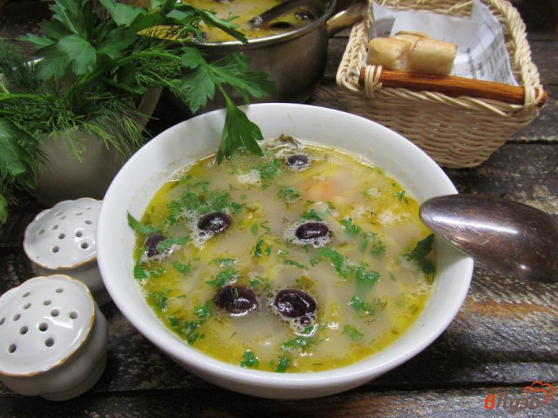 Фото приготовление рецепта: Суп с оливками и квашеной капустой шаг №7