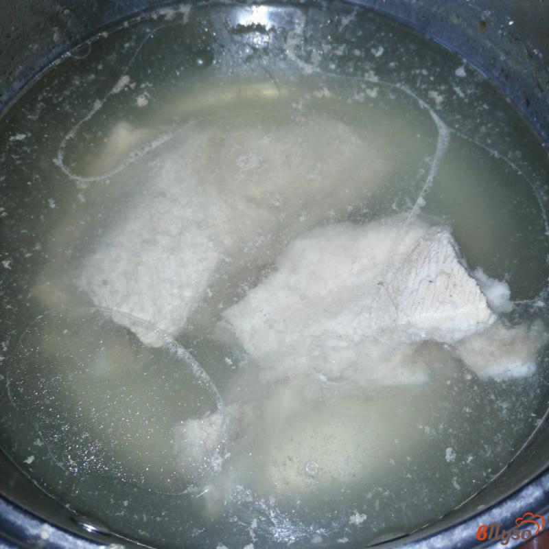 Фото приготовление рецепта: Мясной суп с сосисками, копченостями и языком шаг №1